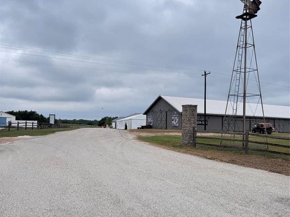 109 Compound Ln, Round Top, TX 78954