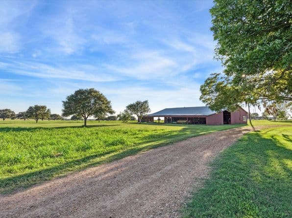 2817 Leonhardt Rd, Round Top, TX 78954
