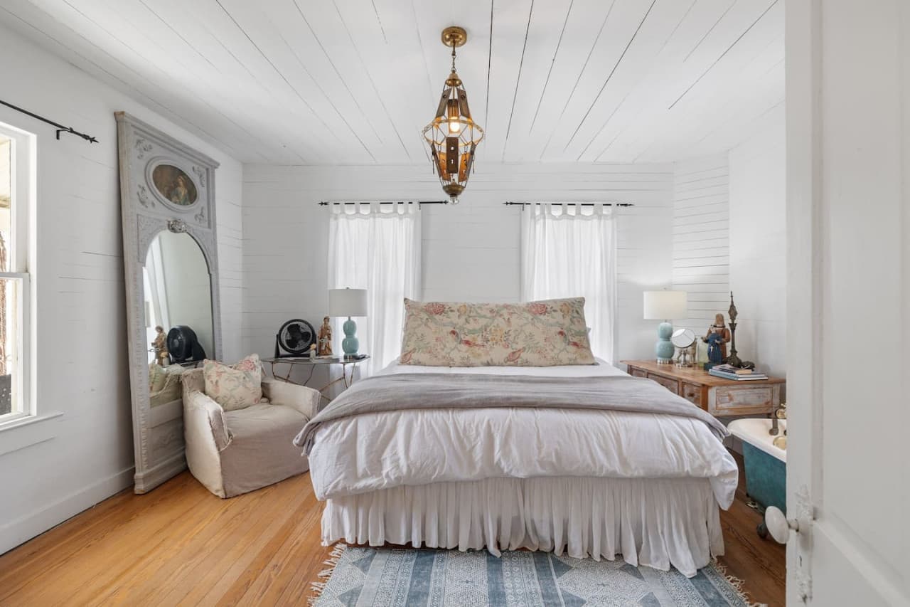 Rustic Charm in our Quaint Round Top Farmhouse!