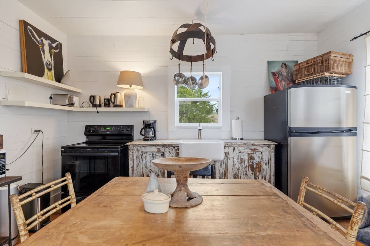 Rustic Charm in our Quaint Round Top Farmhouse! photo 3