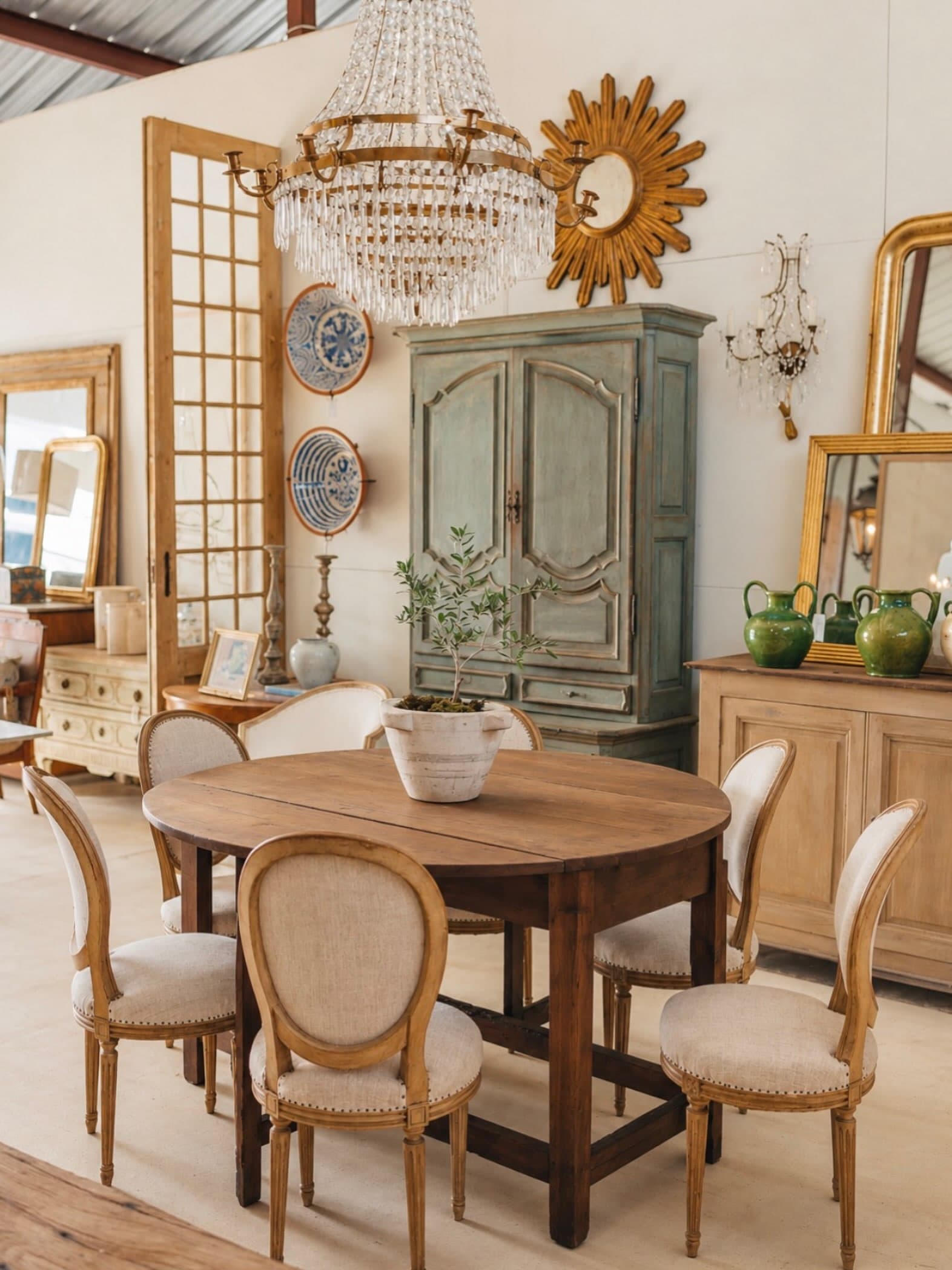 Tres Bien Antiques